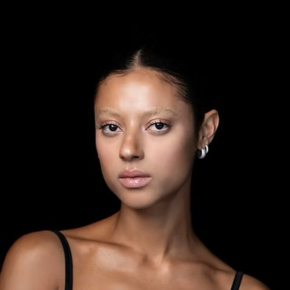 Laura Mendes headshot